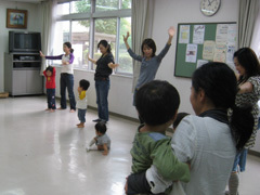 「グルグルどかーん」親子のリズム体操（親子フィットネス）